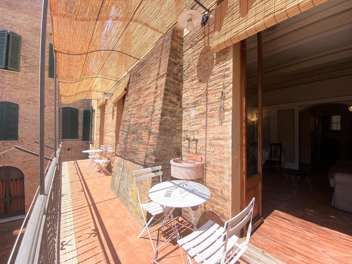 La Fonte-With Balcony Close By Piazza Del Campo Siena Luaran gambar