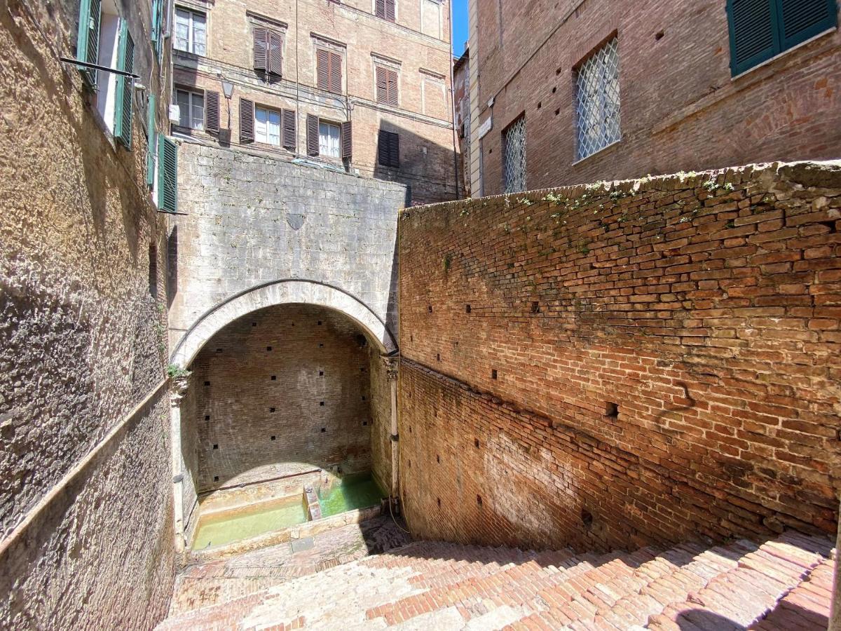 La Fonte-With Balcony Close By Piazza Del Campo Siena Luaran gambar