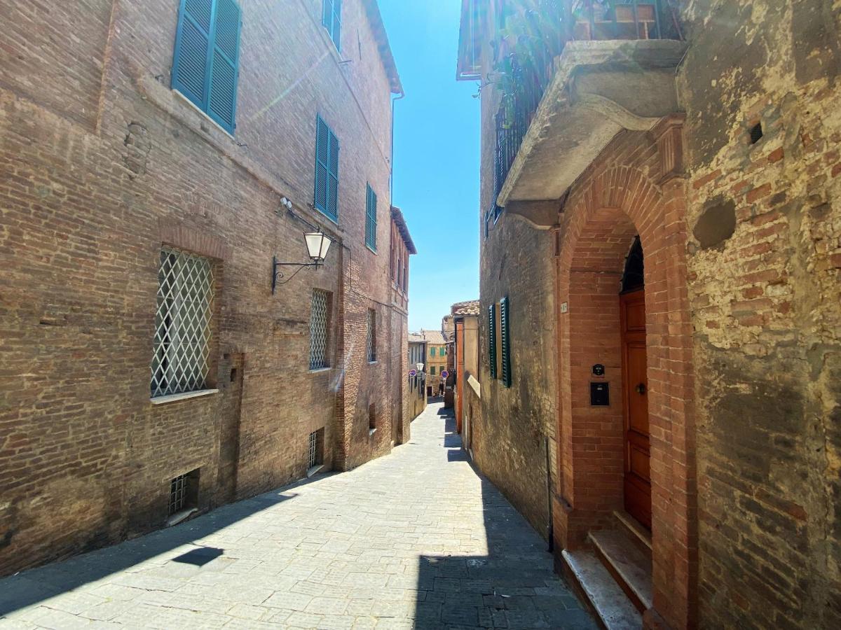 La Fonte-With Balcony Close By Piazza Del Campo Siena Luaran gambar