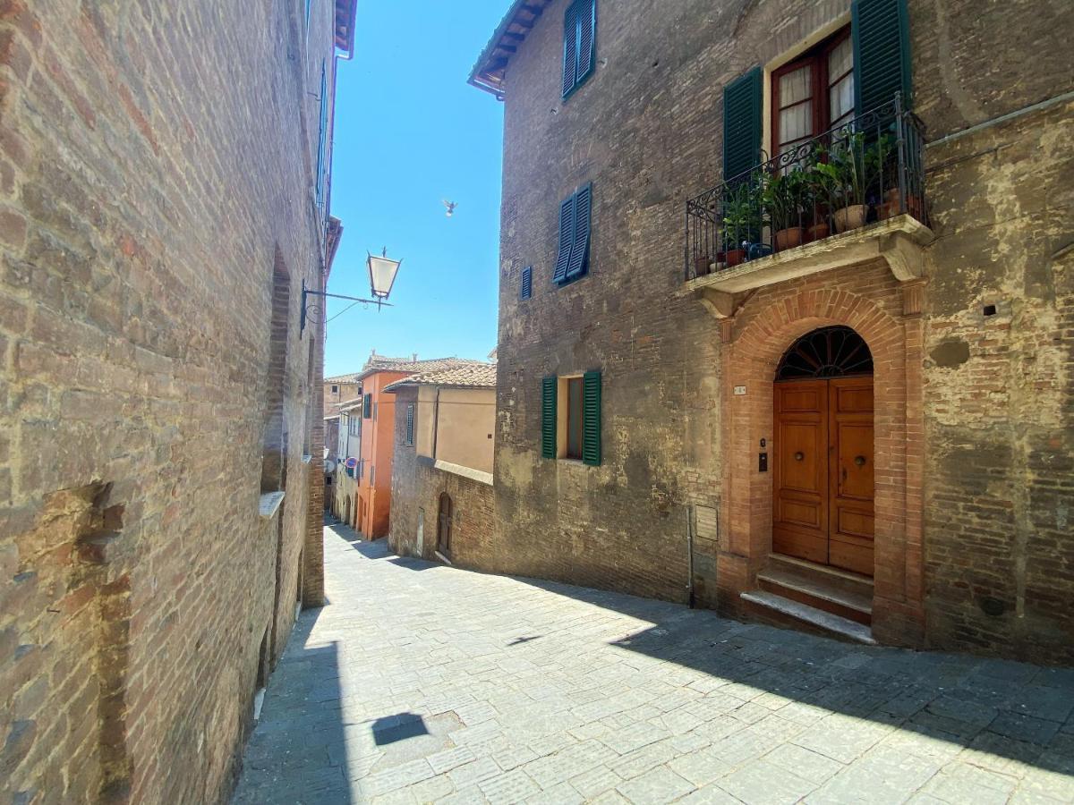 La Fonte-With Balcony Close By Piazza Del Campo Siena Luaran gambar
